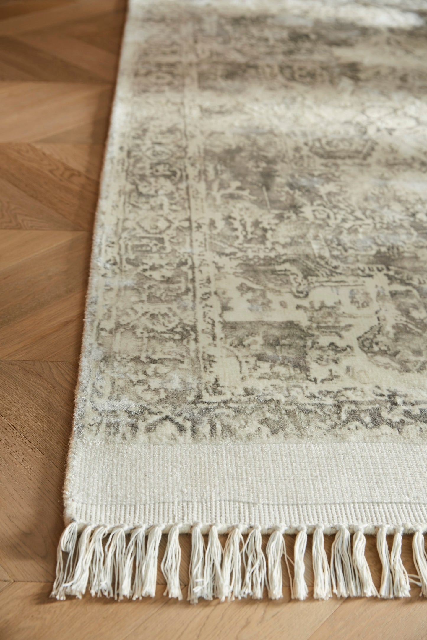 Vintage Fringe Silky Viscose Traditional Distressed Rugs in Mocha Oyster