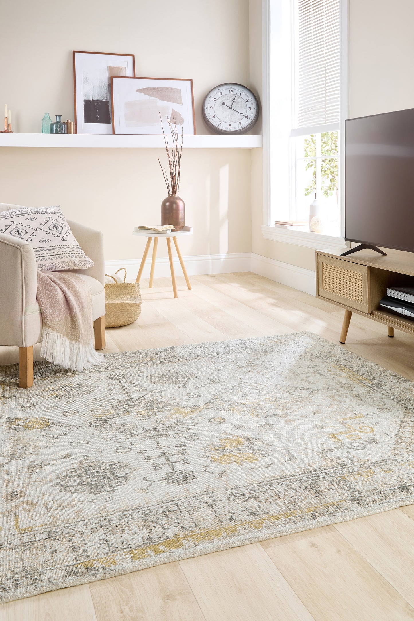 Origins Vogue Traditional Vintage Look Rug in Light Grey Ochre