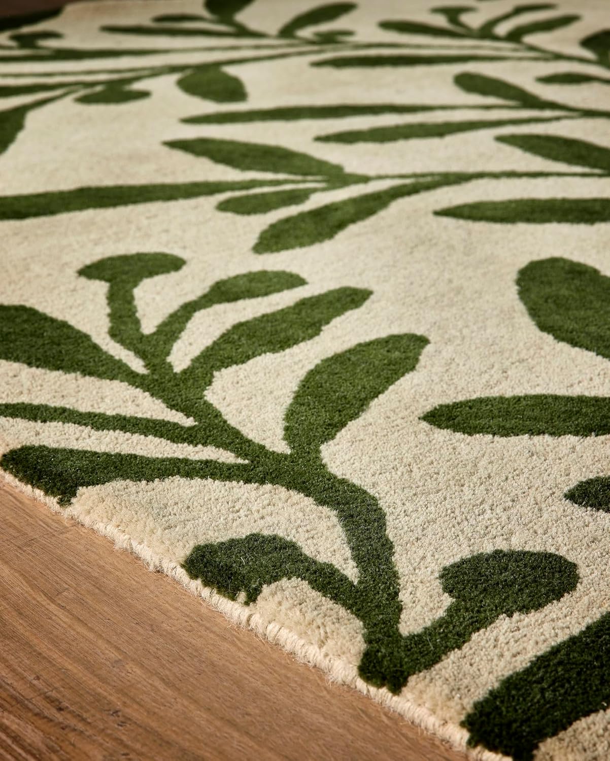 Trailing Leaf Wool Rug – Hand-Tufted Botanical Wool Carpet in Olive Green & Beige