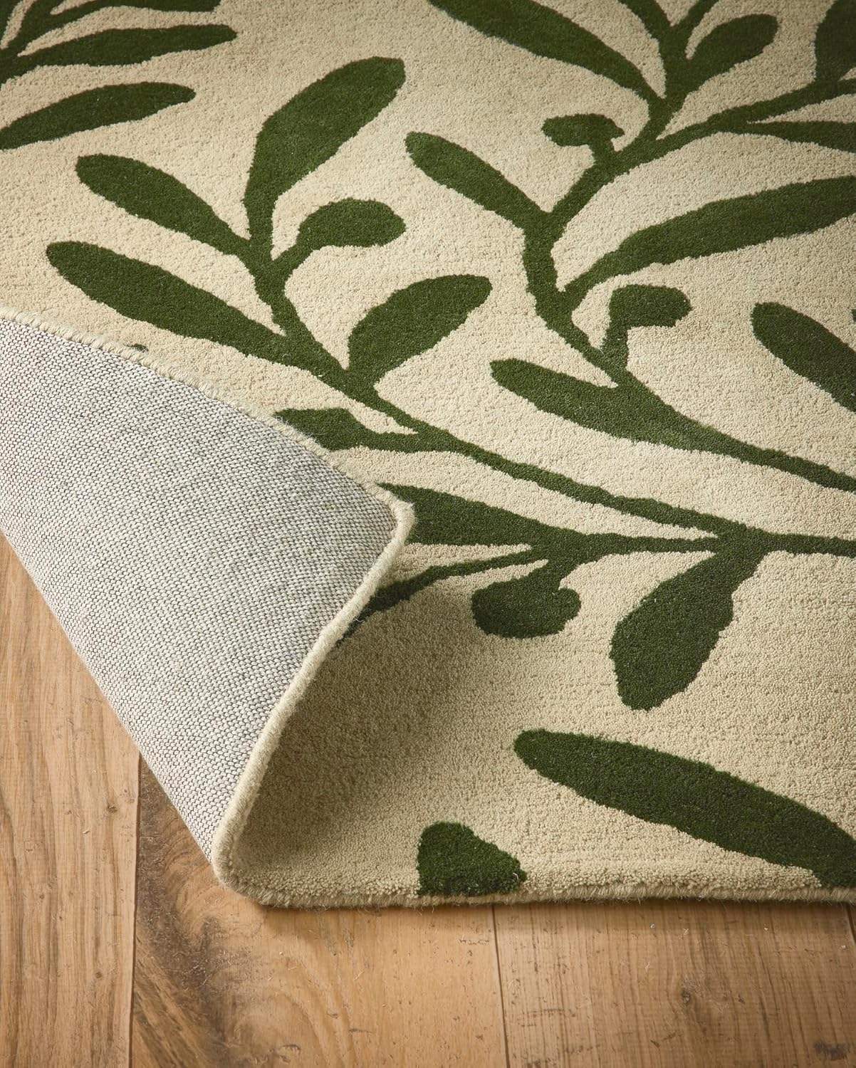 Trailing Leaf Wool Rug – Hand-Tufted Botanical Wool Carpet in Olive Green & Beige