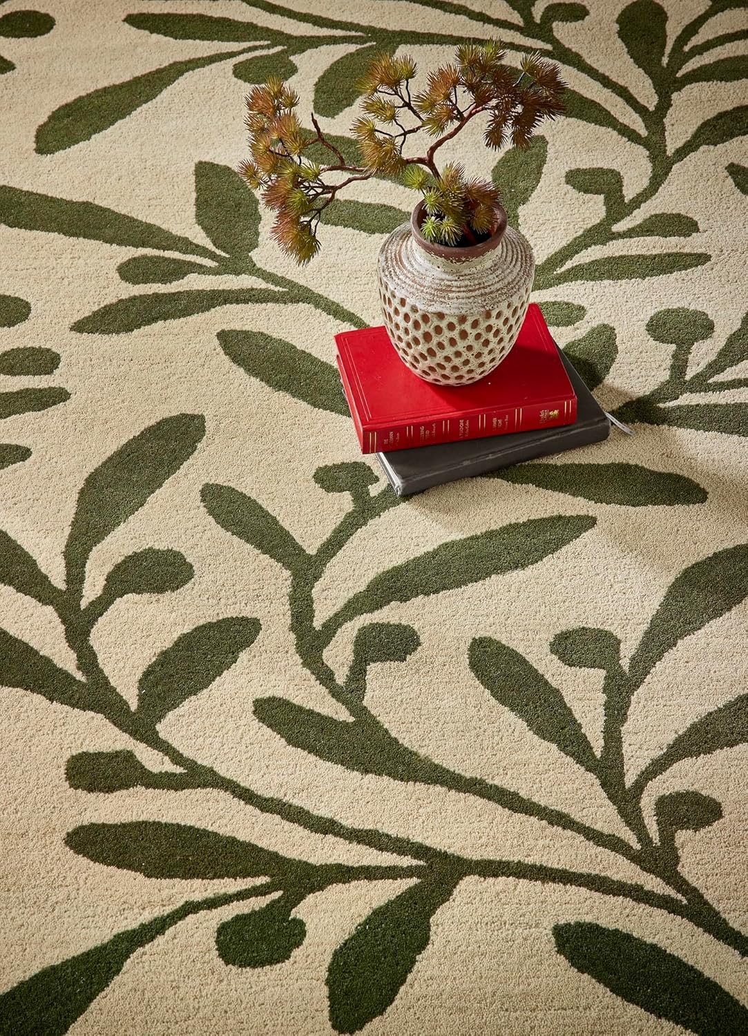 Trailing Leaf Wool Rug – Hand-Tufted Botanical Wool Carpet in Olive Green & Beige